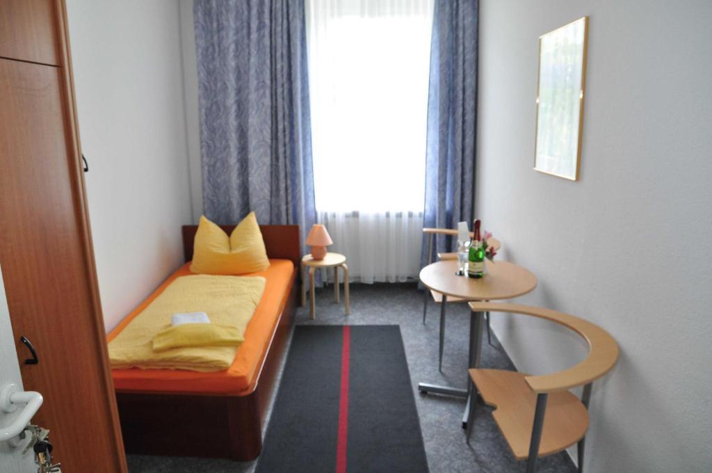 Pension Leipzig Georgplatz Room photo
